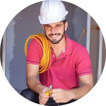 Eletricista solucionando curto-circuito em instalação elétrica