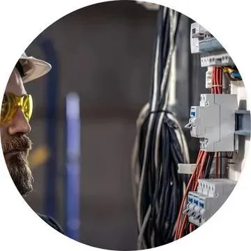 Eletricista realizando troca de disjuntor em atendimento emergencial