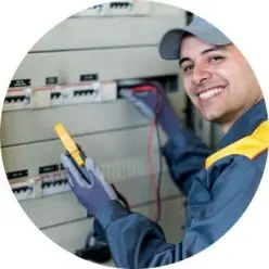 Homem Fazendo Serviços Elétricos Especializados para Prédios em São Paulo