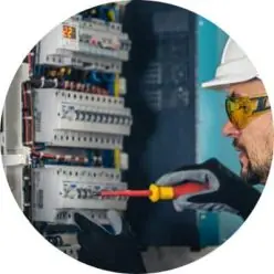 Homem Com Soluções de Serviços Elétricos para Indústrias em São Paulo